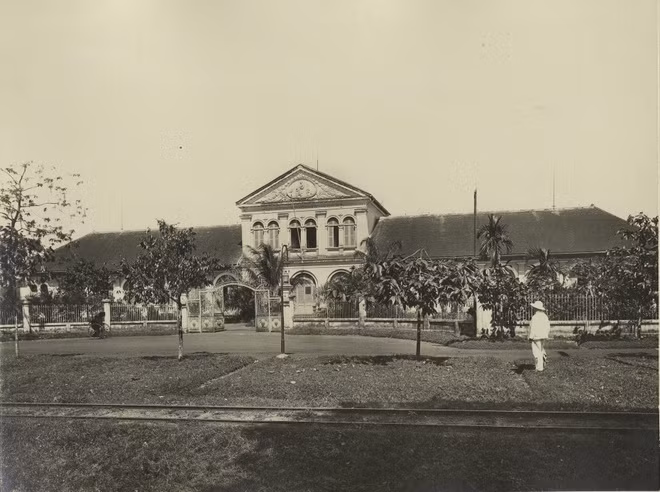 br/> Bức ảnh này chụp bệnh viện phụ sản Chợ Lớn. Chú thích cho bức ảnh đưa ra số liệu thống kê sau: Phụ nữ nhập viện năm 1909: 1.536; số ngày nằm viện: 15.598; sinh con: 1.459; sinh đôi: 9…