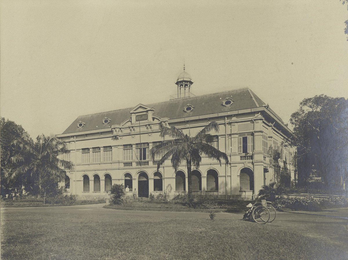 Trong cuốn Sài Gòn Chợ Lớn ký ức đô thị và con người, tác giả Nguyễn Đức Hiệp cho biết về lịch sử nhiếp ảnh Việt Nam trong giai đoạn đầu, đồng thời đưa ra vài nét phác họa về tiểu sử, tác phẩm của một vài nhà nhiếp ảnh tiên phong ở Việt Nam và thành phố Sài Gòn - Chợ Lớn vào cuối thế kỷ XIX và đầu thế kỷ XX. Một trong những nhiếp ảnh gia tiêu biểu được ông Hiệp nhắc đến Ludovic Crespin (1873-?) - chủ sở hữu Photo Studio tại số 136-138 rue Catinat. Năm 1909, Ludovic Crespin xuất bản các sách ảnh, trong đó có bộ sưu tập ảnh thành phố Chợ Lớn năm 1909. Trong ảnh là quang cảnh tòa thị chính Chợ Lớn.