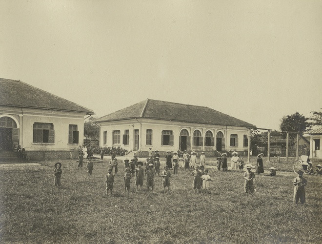 br/> Các tòa nhà của cô nhi viện Chợ Lớn. Theo thống kê ngày 31/12/1909, có tổng số 52 trẻ mồ côi tại đây, con gái 27; con trai 25.