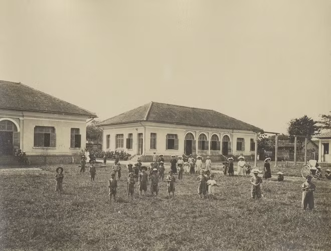 br/> Các tòa nhà của cô nhi viện Chợ Lớn. Theo thống kê ngày 31/12/1909, có tổng số 52 trẻ mồ côi tại đây, con gái 27; con trai 25.