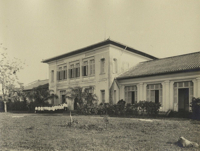 br/> Bức ảnh này chụp một trường đào tạo nữ hộ sinh ở Chợ Lớn. Theo thống kê, số người tốt nghiệp của trường là: năm 1904: 10; năm 1905: 13; năm 1906: 18; năm 1907: 23; năm 1908: 24; năm 1909: 21.