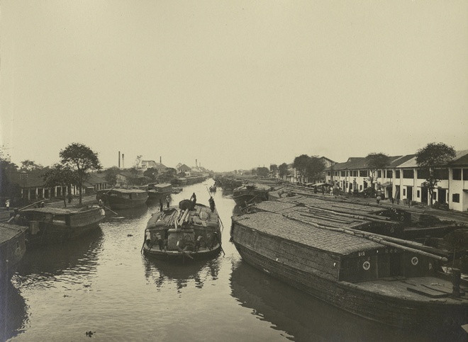 br/> Quang cảnh bến tàu ở Chợ Lớn, còn có tên gọi khác Bến Nghé (kênh/ rạch Bến Nghé), cho thấy cảnh nhộn nhịp trên bến dưới thuyền, buôn bán tấp nập ở nơi đây.