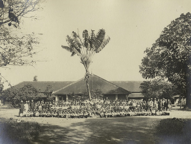 br/> Bức ảnh chụp các học sinh của một trường tiểu học ở Chợ Lớn vào ngày 31/12/1909. Tổng số có 396 học sinh, trong đó người An Nam: 333, người Hoa 63.