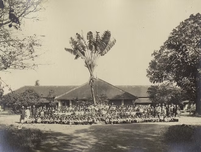 br/> Bức ảnh chụp các học sinh của một trường tiểu học ở Chợ Lớn vào ngày 31/12/1909. Tổng số có 396 học sinh, trong đó người An Nam: 333, người Hoa 63.