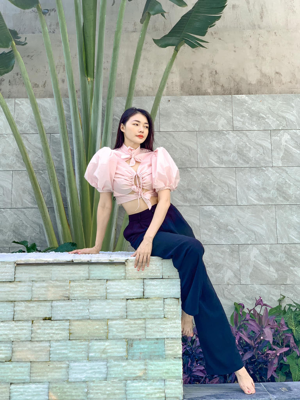 Chiếc sơ mi màu hồng điệu đà với đường cut-out độc đáo mix với quần ống rộng khá đơn giản nhưng cũng đủ tạo nên vẻ ngoài kiêu sa, sành điệu cho chủ nhân.