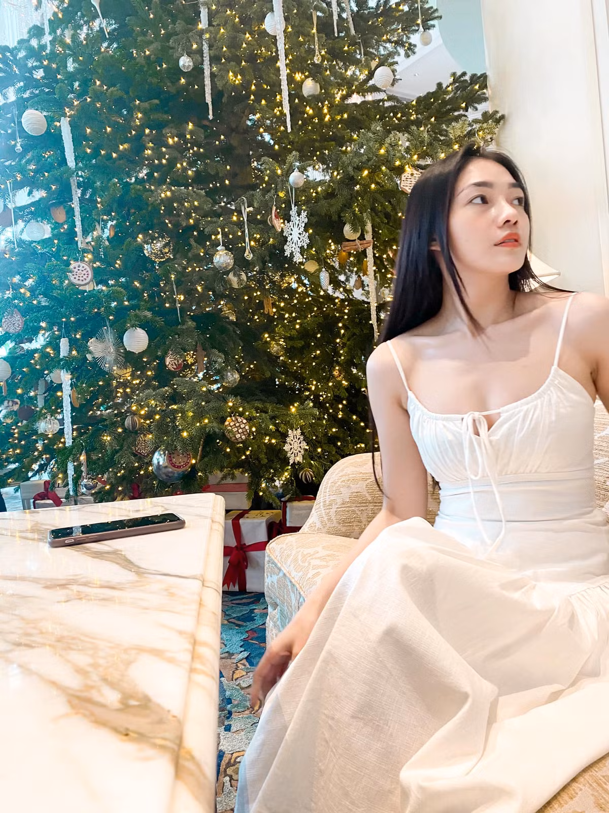 Dương Thu Thảo đặc biệt yêu thích những mẫu váy 2 dây trẻ trung, nhẹ nhàng giúp cô khoe khéo bờ vai thon và vòng 2 nhỏ nhắn.