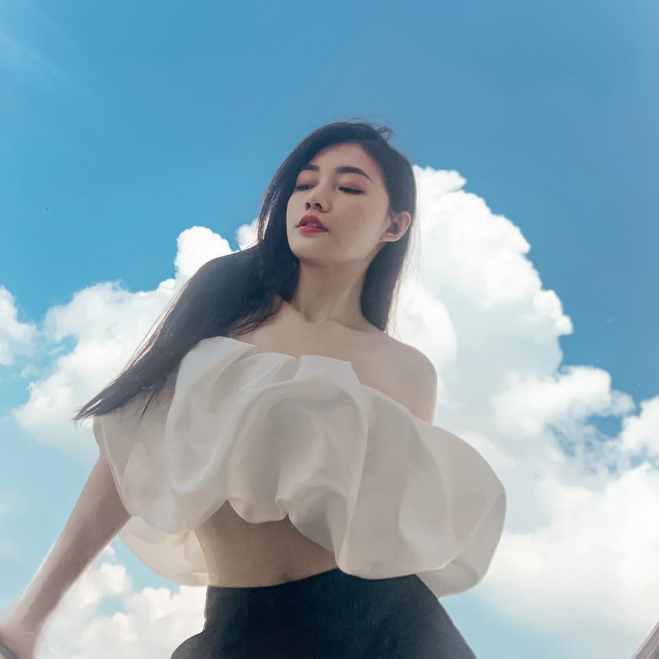 Cô còn lựa chọn chiếc áo ống cách điệu màu trắng mix với chiếc quần ống vẩy tạo nên một outfit sang chảnh, không bao giờ lỗi mốt.