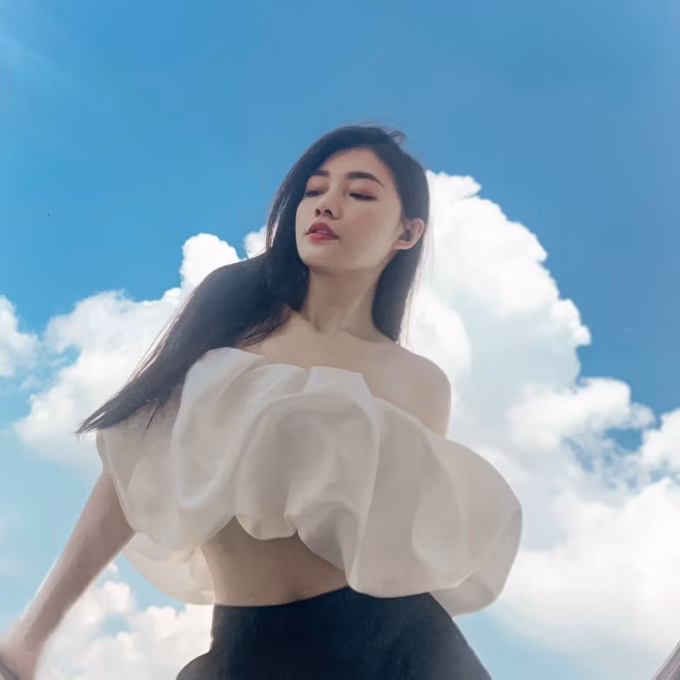 Cô còn lựa chọn chiếc áo ống cách điệu màu trắng mix với chiếc quần ống vẩy tạo nên một outfit sang chảnh, không bao giờ lỗi mốt.