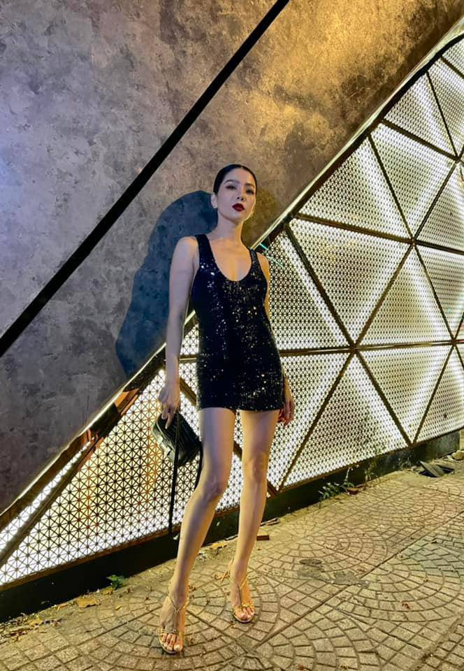 Nhưng có 1 điểm lạ lẫm chính là vòng eo của cô. Thiết kế đầm dáng suông ngắn, xẻ cổ sâu rất cá tính nhưng khá nhuốt vòng eo. Đây là item thời trang lạ lẫm nhất trong tủ đồ của cô từ trước tới nay. Để tránh gây hiểu nhầm không đáng có, bên dưới bài đăng, quý cô đã giải thích luôn cho người hâm mộ. Chiếc đầm dáng suông nhìn thời trang và phá cách nhưng lại không rõ vòng eo nên buộc phải đa dạng phong cách để đem đến cái nhìn mới, bớt nhàm chán.