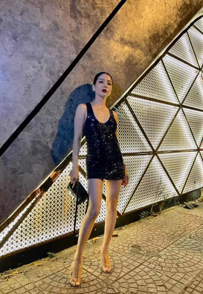 Nhưng có 1 điểm lạ lẫm chính là vòng eo của cô. Thiết kế đầm dáng suông ngắn, xẻ cổ sâu rất cá tính nhưng khá nhuốt vòng eo. Đây là item thời trang lạ lẫm nhất trong tủ đồ của cô từ trước tới nay. Để tránh gây hiểu nhầm không đáng có, bên dưới bài đăng, quý cô đã giải thích luôn cho người hâm mộ. Chiếc đầm dáng suông nhìn thời trang và phá cách nhưng lại không rõ vòng eo nên buộc phải đa dạng phong cách để đem đến cái nhìn mới, bớt nhàm chán.