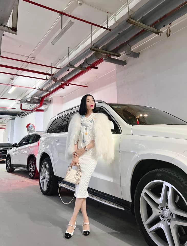 Quý cô đã có cách đối phó vô cùng sang chảnh là mix cùng áo lông, khăn lông quý tộc. Mỗi cách phối đều đính kèm với hàng loạt phụ kiện kim cương đồ sộ.