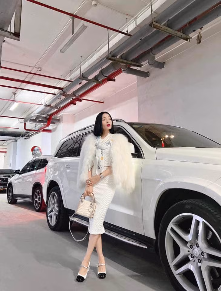 Quý cô đã có cách đối phó vô cùng sang chảnh là mix cùng áo lông, khăn lông quý tộc. Mỗi cách phối đều đính kèm với hàng loạt phụ kiện kim cương đồ sộ.