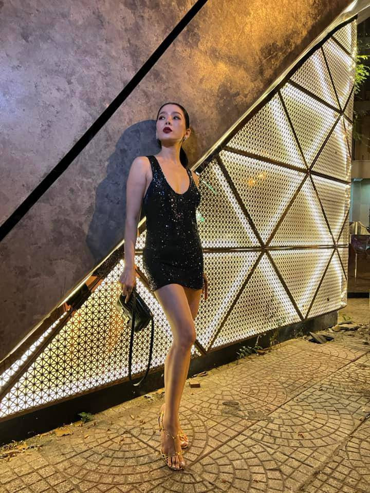 Lệ Quyên khoe chân dài trong chiếc đầm ngắn nhưng mất điểm vòng eo Le Quyen khoe chan dai trong chiec dam ngan nhung mat diem vong eo