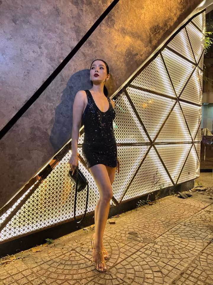 Le Quyen khoe chan dai trong chiec dam ngan nhung mat diem vong eo