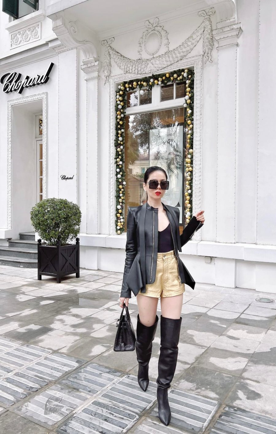 Chiếc áo khoác da, áo tank top hay chiếc quần shorts này đã được cô làm mới khi mix cùng boots đùi cá tính.