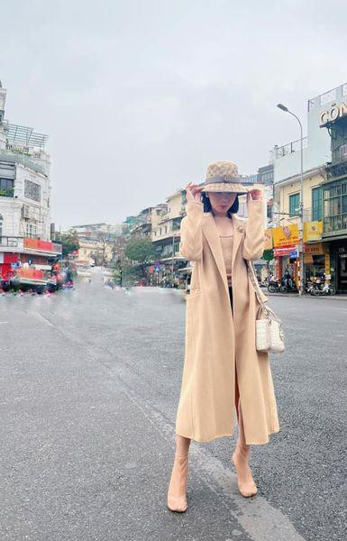 Gout thời trang với vô vàn các item thời trang siêu đắt đỏ cũng chính là khối tài sản khẳng định thành công của cô trên lĩnh vực nghệ thuật. Người đẹp sinh năm 1982 đã có thời gian đón Tết Nguyên Đán tại Hà Nội. Ngay lập tức, xuyên suốt mùa Tết, facebook cô rộn ràng hình ảnh xuống phố. Mix cùng phụ kiện tông xuyệt tông là mũ ngắn vành, boots móng heo và không thể thiếu phụ kiện siêu đắt đỏ là chiếc túi da cá sấu bạch tạng.