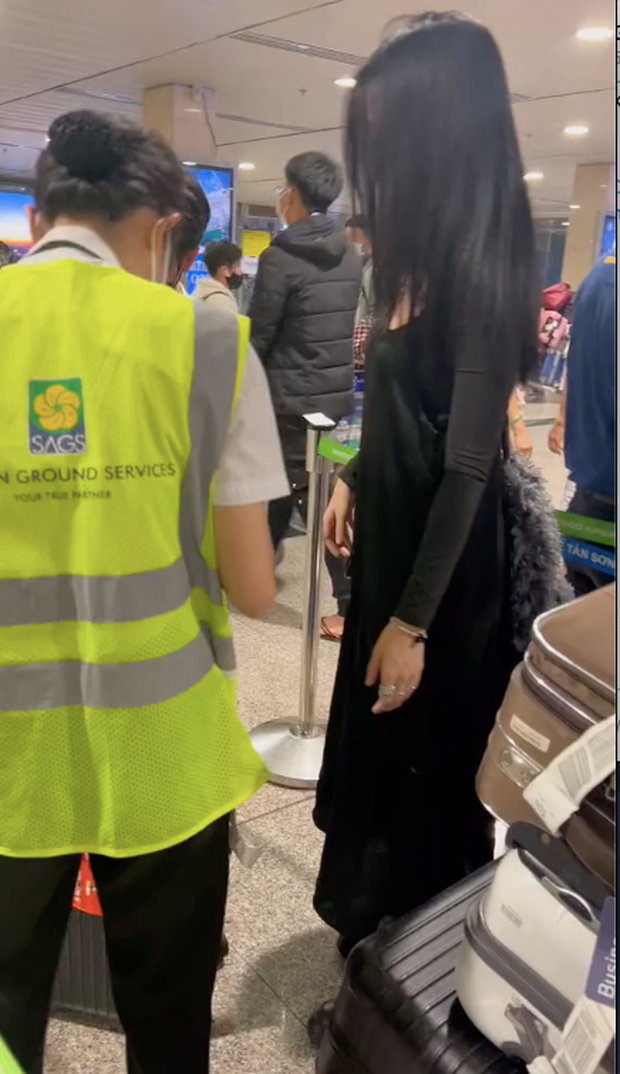 Team qua đường bắt trọn khoảnh khắc Bích Phương mặc cây đen ở sân bay Team qua duong bat tron khoanh khac Bich Phuong mac cay den o san bay