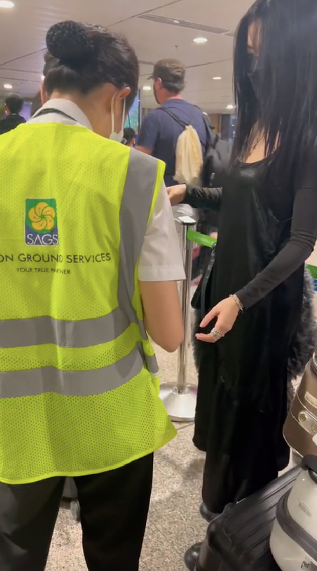 Team qua đường bắt trọn khoảnh khắc Bích Phương mặc cây đen ở sân bay - Hình 2 Team qua duong bat tron khoanh khac Bich Phuong mac cay den o san bay-Hinh-2