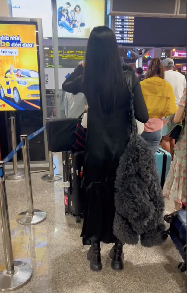 Team qua đường bắt trọn khoảnh khắc Bích Phương mặc cây đen ở sân bay - Hình 3 Team qua duong bat tron khoanh khac Bich Phuong mac cay den o san bay-Hinh-3