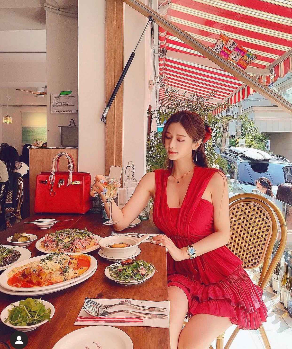 Theo quan niệm thẩm mỹ của người Hàn Quốc, phụ nữ không nên mặc áo 2 dây hoặc áo ống ở nơi công cộng vì quá khiêu gợi và hở hang. Đây là lý do vì sao họ chỉ mặc trang phục tôn vòng 1 khi đi du lịch nước ngoài. 