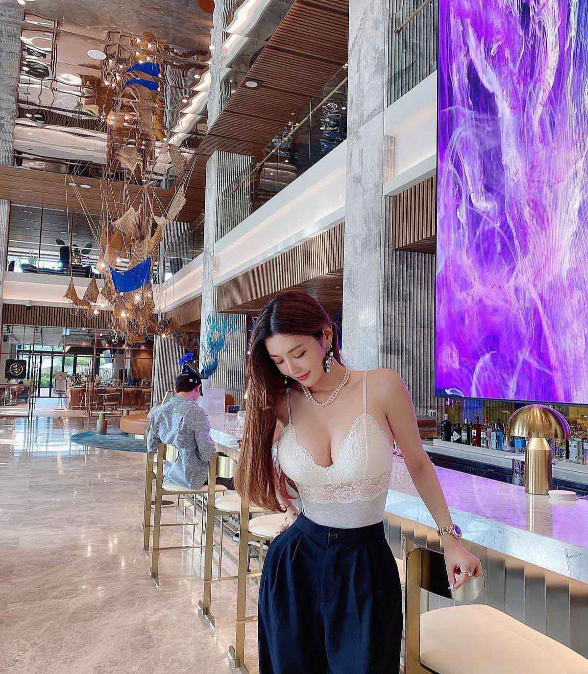 Mới đây, hình ảnh diện trang phục gợi cảm đi ăn hàng của cô nàng thu hút nhiều sự quan tâm của cư dân mạng. Yoo Jin diện áo 2 dây chất liệu len tăm, có độ co giãn vừa phải, ôm trọn lấy phần thân trên, để lộ bờ vai mảnh mai cùng đường xương quai xanh quyến rũ. Không chỉ thế, cô còn kết hợp nội y có tông màu đối lập ở bên trong. Đây cũng là trào lưu mặc đang được rất nhiều người đẹp Hàn Quốc yêu thích và lăng xê thành mốt trong thời gian gần đây. Nhờ sở hữu vòng 1 đẹp tự nhiên, cùng bờ vai mảnh, xương quai xanh quyến rũ, cô tự tin chưng diện những thiết kế áo 2 dây, khoe trọn phần thân trên.