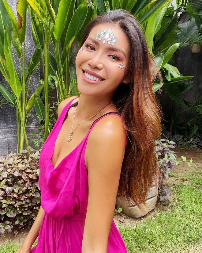 Những mỹ nhân Việt “giàu nứt đố đổ vách” vẫn ham đồ bình dân - Hình 7 Nhung my nhan Viet “giau nut do do vach” van ham do binh dan-Hinh-7