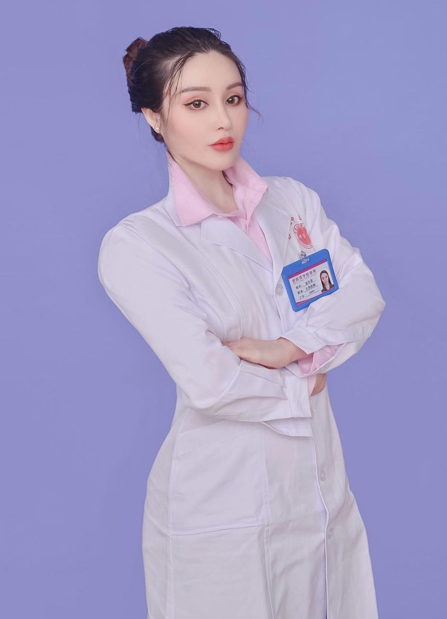 Viên Hợp Vinh được mệnh danh là "người đẹp cơ bắp Trung Quốc", "King Kong Barbie". Trên mạng xã hội, người đẹp thường xuyên đăng tải những hình ảnh diện bikini, khoe thân hình "đô con", cơ bắp cuồn cuộn. Nữ bác sĩ người Sơn Đông sở hữu hình thể lực lưỡng vì tập luyện với cường độ cao.