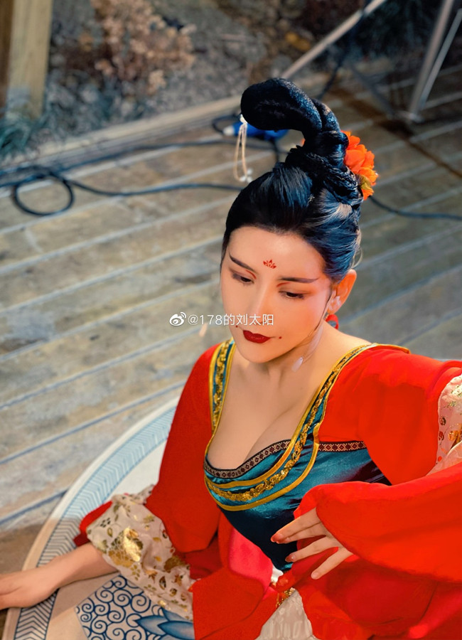 Mới đây, Liu Tai Yang tiếp tục "gây sốt" mạng khi diện trang phục cổ trang, tôn thềm ngực đầy đặn. Bên cạnh những lời khen, vẫn có một số ý kiến cho rằng, biểu cảm cũng như thân hình nhiều cơ bắp của cô làm cho tạo hình này kém hấp dẫn. Thậm chí là trông có phần nam tính.