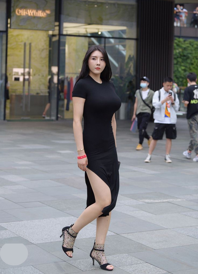 Chính vì thế, người đẹp thường mặc những bộ trang phục ôm sát nhưng không quá hở để vừa tôn đường cong, vừa che bớt cơ bắp.