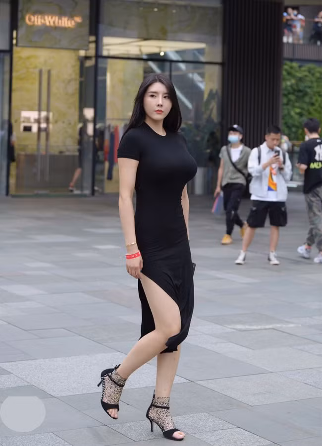 Chính vì thế, người đẹp thường mặc những bộ trang phục ôm sát nhưng không quá hở để vừa tôn đường cong, vừa che bớt cơ bắp.