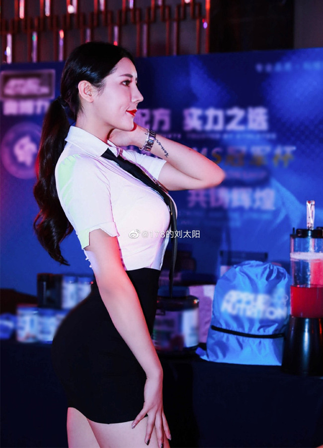 Tuy nhiên, người đẹp vẫn được đánh giá cao nhất khi khoác lên người những bộ đồ công sở.