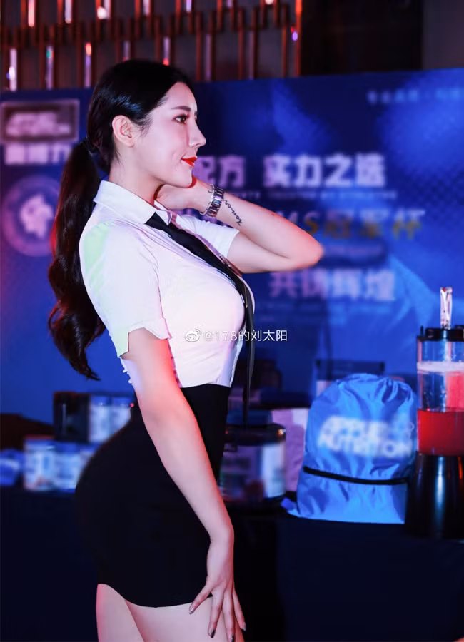 Tuy nhiên, người đẹp vẫn được đánh giá cao nhất khi khoác lên người những bộ đồ công sở.