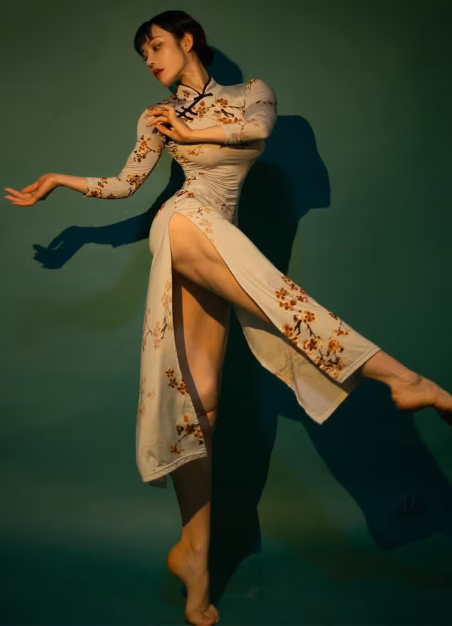 Cô gây ấn tượng khi mặc váy xường xám nổi bật với đường xẻ đùi cao hun hút. Bên cạnh những lời khen, không ít người cho rằng, vóc dáng của cô không phù hợp khi diện trang phục truyền thống này vì thiếu nét nữ tính.