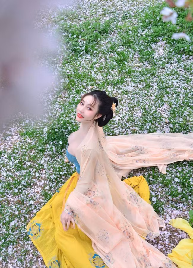 Ngoài Liu Tai Yang, Viên Hợp Vinh là nữ bác sĩ cũng gây ấn tượng khi diện đồ cổ trang, tôn vòng 1 đầy đặn. Cô diện váy áo truyền thống của phụ nữ thời Đường, có điểm nhấn là chi tiết khoét cổ sâu.