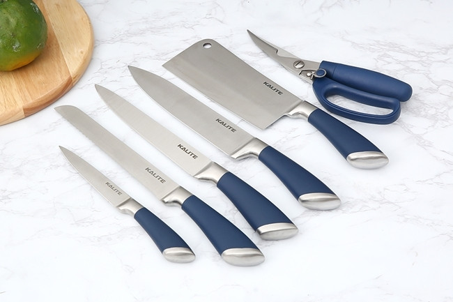 Bên cạnh đó, những vật dụng sắc nhọn còn mang sát khí, mang ý nghĩa cắt đứt tình duyên, tuổi thọ. Vì vậy, người Việt thường kiêng mua vật dụng sắc nhọn vào dịp đầu năm mới để gia đình được bình an.