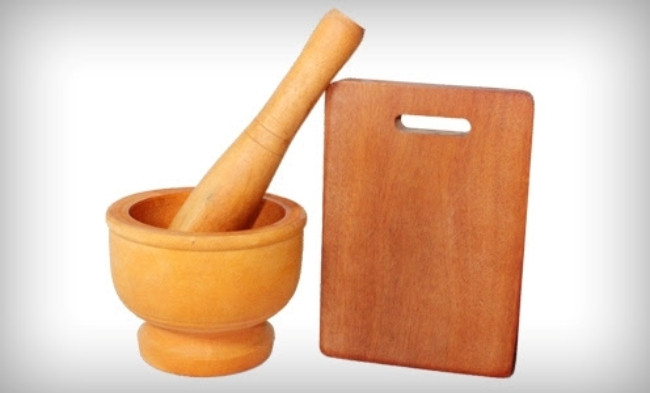 Bên cạnh dao kéo thì thớt, chày cối cũng là những món đồ mà người xưa tuyệt đối không mua vào dịp đầu năm. Bởi những vật dụng “nặng nề” này mang theo nhiều tà khí gây ảnh hưởng đến tình cảm, tài lộc trong gia đình.