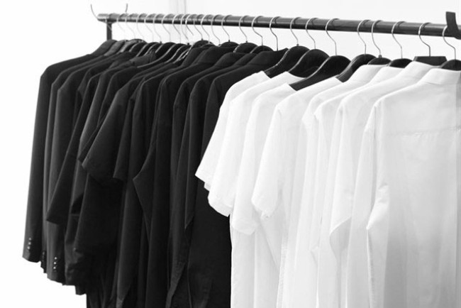 Ngoài ra, người Việt còn kiêng mua quần áo, nhất là quần áo có màu trắng và đen trong dịp đầu năm bởi hai màu này tượng trưng cho tang thương, mất mát.