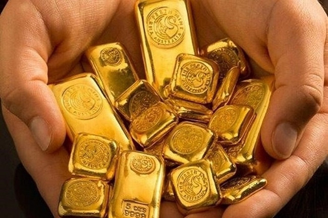 Ngoài đồ gốm, những vật phẩm làm từ vàng hoặc vàng miếng, vàng trang sức cũng được nhiều người sắm dịp đầu năm để cầu mong năm mới được may mắn, cả năm được sung túc, tiền bạc rủng rỉnh.