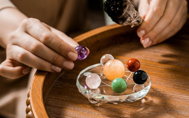 Khác với những món đồ “xui xẻo” kể trên, những vật phẩm phong thủy dưới đây lại được xem là một trong những món đồ rước lộc về nhà mà nhiều người chọn mua vào dịp đầu năm mới. Đầu tiên là muối và bật lửa, đây đều là những món có thể đem lại vận may cho gia chủ trong dịp Tết đến xuân về.