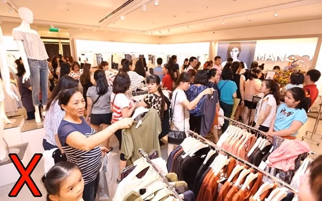 Mua quần áo trong dịp đầu năm sẽ đem lại những điều không may mắn. Bởi vậy, người xưa thường chuẩn bị quần áo thật kỹ càng trước khi Tết đến xuân về.