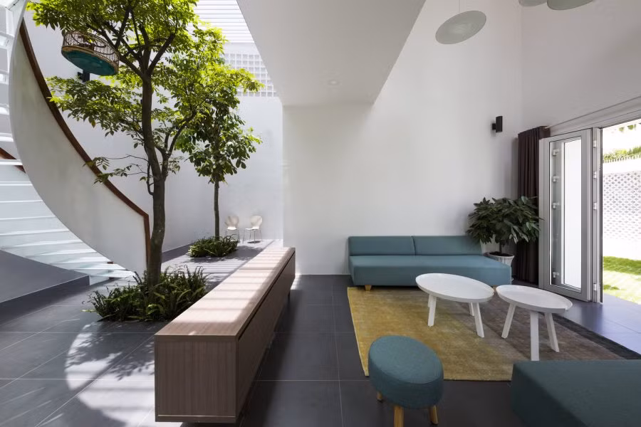 Nhà có tường và cửa chính kiên cố với thời gian. Ngôi nhà bạn đang sống đã được xây dựng hơn chục năm mà tường nhà và cửa chính rất kiên cố thì đó là dấu hiệu may mắn. Khi bạn sống trong nhà này càng lâu phúc khí càng nhiều cuộc sống vô cùng hanh thông, viên mãn. 