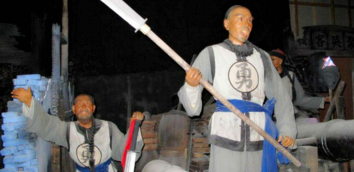 Khac biet phia sau chu “Binh va Dung” tren ao linh thoi nha Thanh-Hinh-2