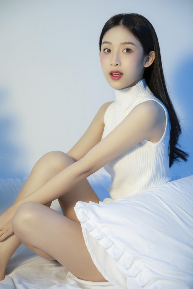 Tiết lộ về tính cách của bản thân, Hà Thương cho biết cô nàng là một người khá nhút nhát và ít nói. Thế nhưng, nhờ môi trường đại học và công việc làm thêm mà cô bạn đã có sự thay đổi đáng kể. "Gặp gỡ nhiều bạn bè trên giảng đường và nơi làm việc giúp mình học hỏi được rất nhiều điều. Từ đó, mình cũng cởi mở hơn, tự tin đứng trước đám đông và không còn ngại mở lời bắt chuyện với người lạ", Hà Thương tâm sự.