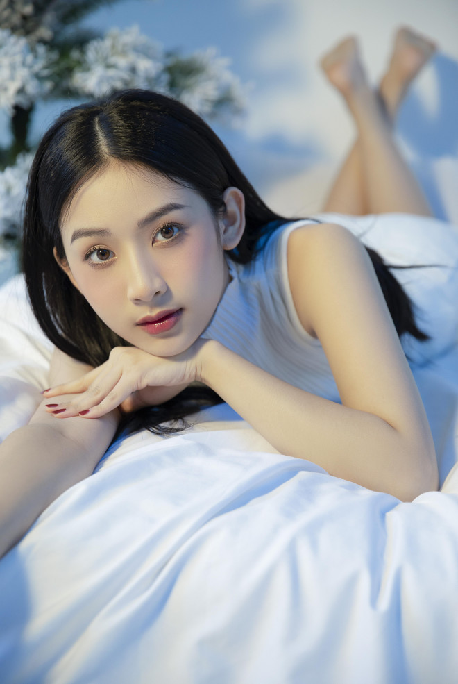 Cô nàng Phùng Hà Thương (sinh năm 2001) hiện đang khiến dân tình "ngây ngất" với bộ ảnh mới, nhanh chóng thu về hàng nghìn lượt "thả tim" từ cộng đồng mạng.