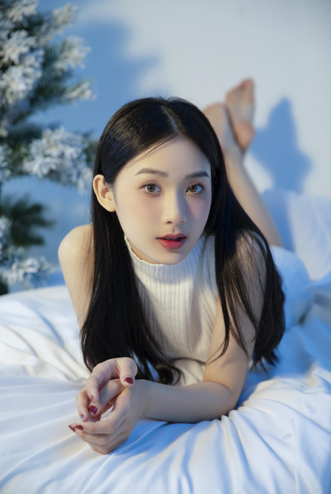 Phần lớn cộng đồng mạng đều mê mẩn trước vẻ đẹp “gieo thương nhớ” của Hà Thương mỗi lần xuất hiện. Với nhan sắc xuất chúng, hiện tại cô nàng đang sở hữu cho mình một lượng lớn người theo dõi trên trang cá nhân.