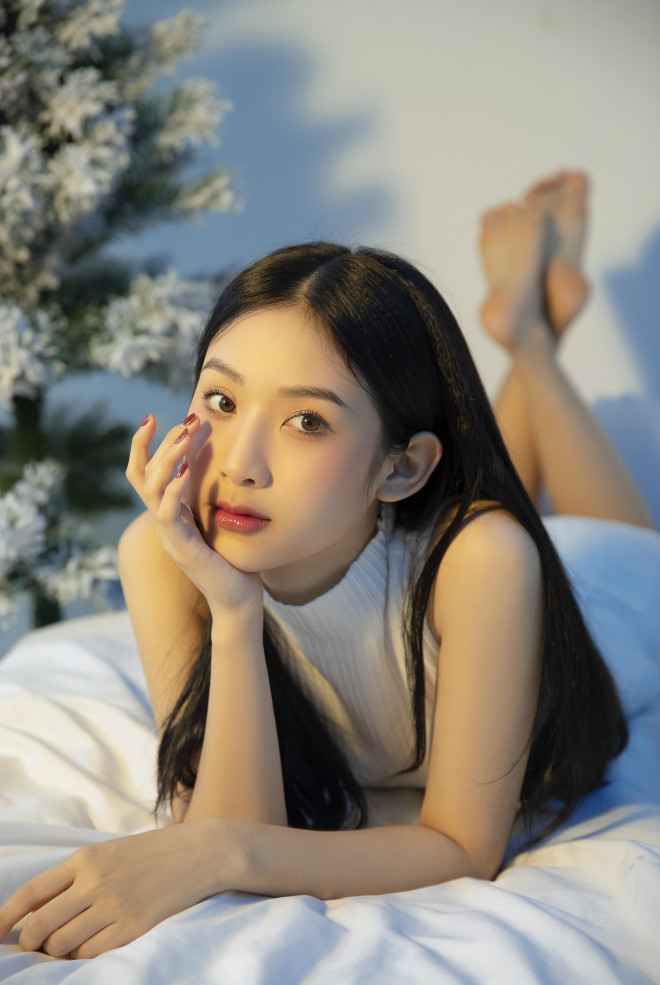 Diện bộ trang phục màu trắng đơn giản, Hà Thương vẫn khoe trọn được nhan sắc ngọt ngào đầy cuốn hút khiến người xem không thể rời mắt.