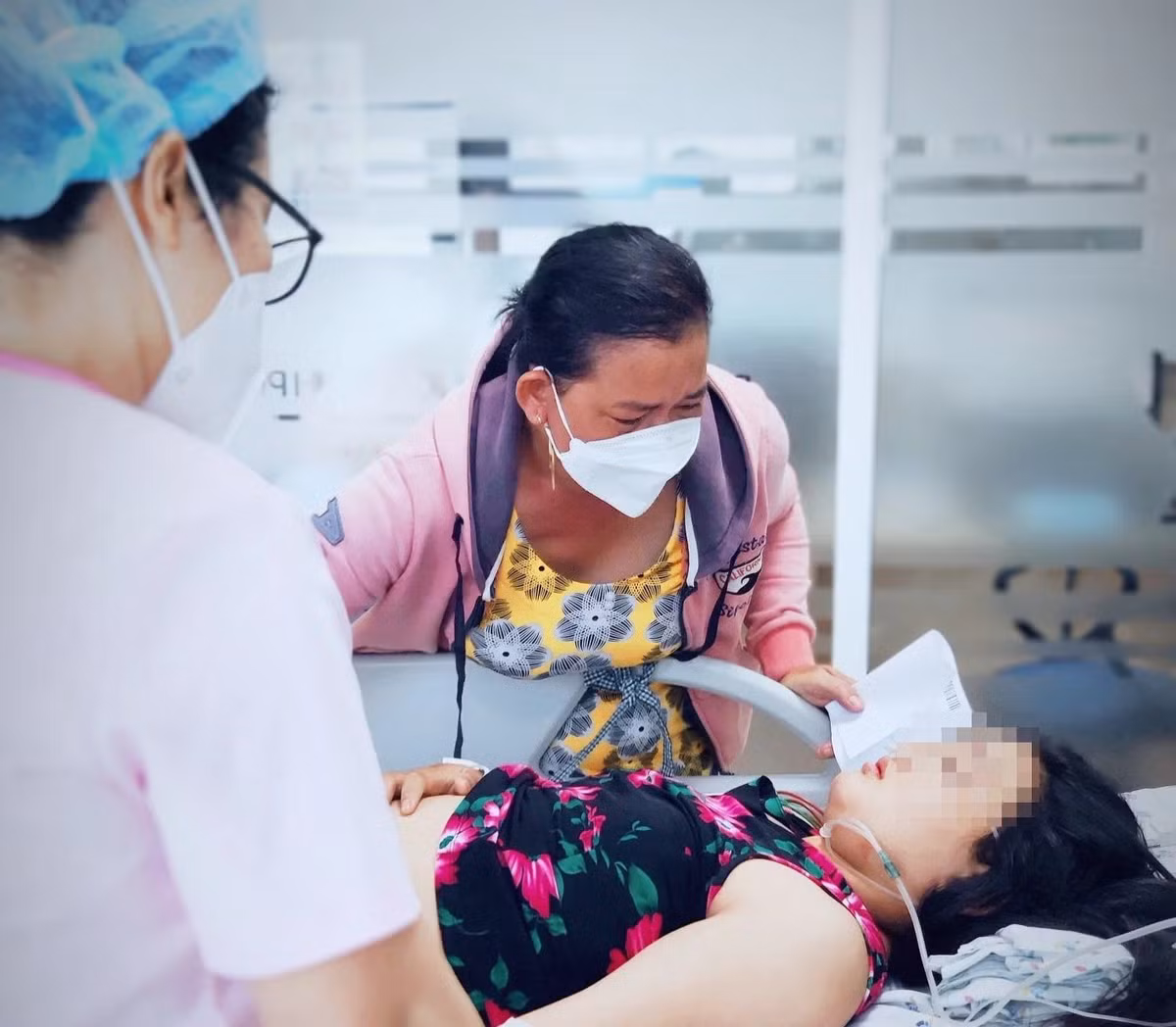 Be 13 tuoi nguy kich do uong qua nhieu nuoc ngot va banh keo