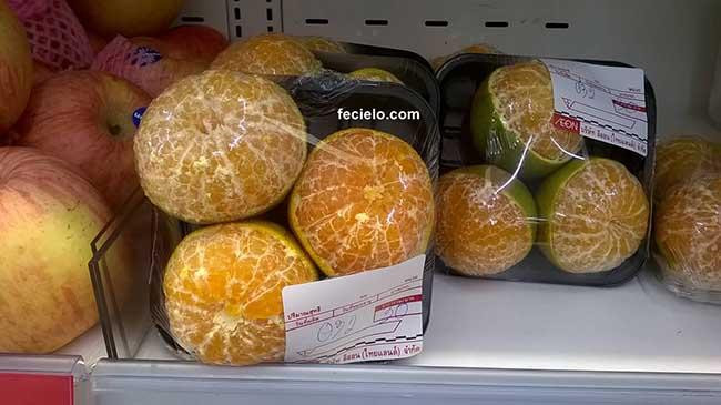 hi nhân viên siêu thị đang lột vỏ quýt dở thì lại bận đi thanh toán cho khách.