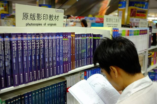 ách photocopy nằm công khai cạnh sách xịn mới sợ chứ!