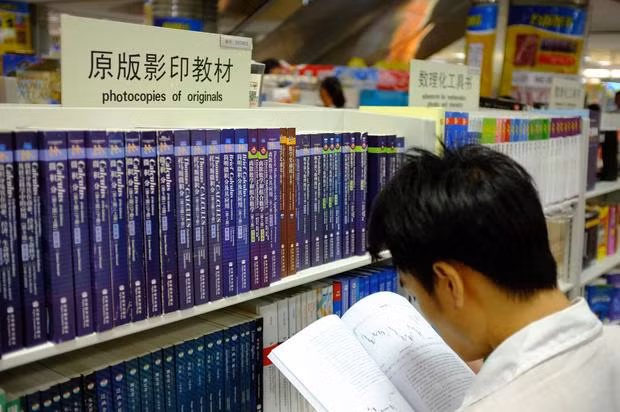 Sách photocopy nằm công khai cạnh sách xịn mới sợ chứ!